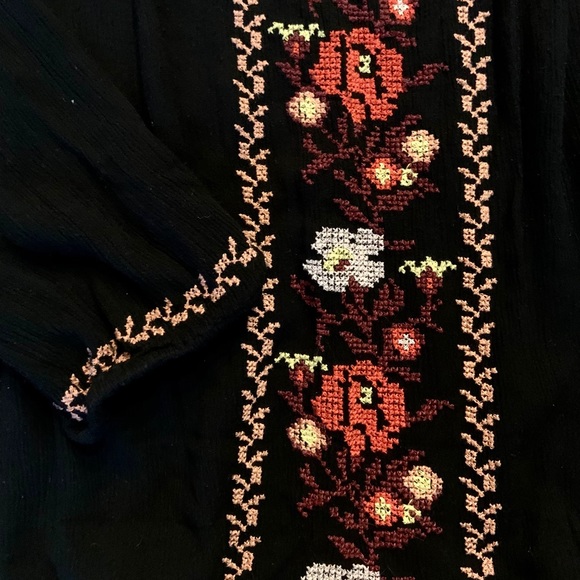 Old navy black blouse red flowers - Picture 3 of 4